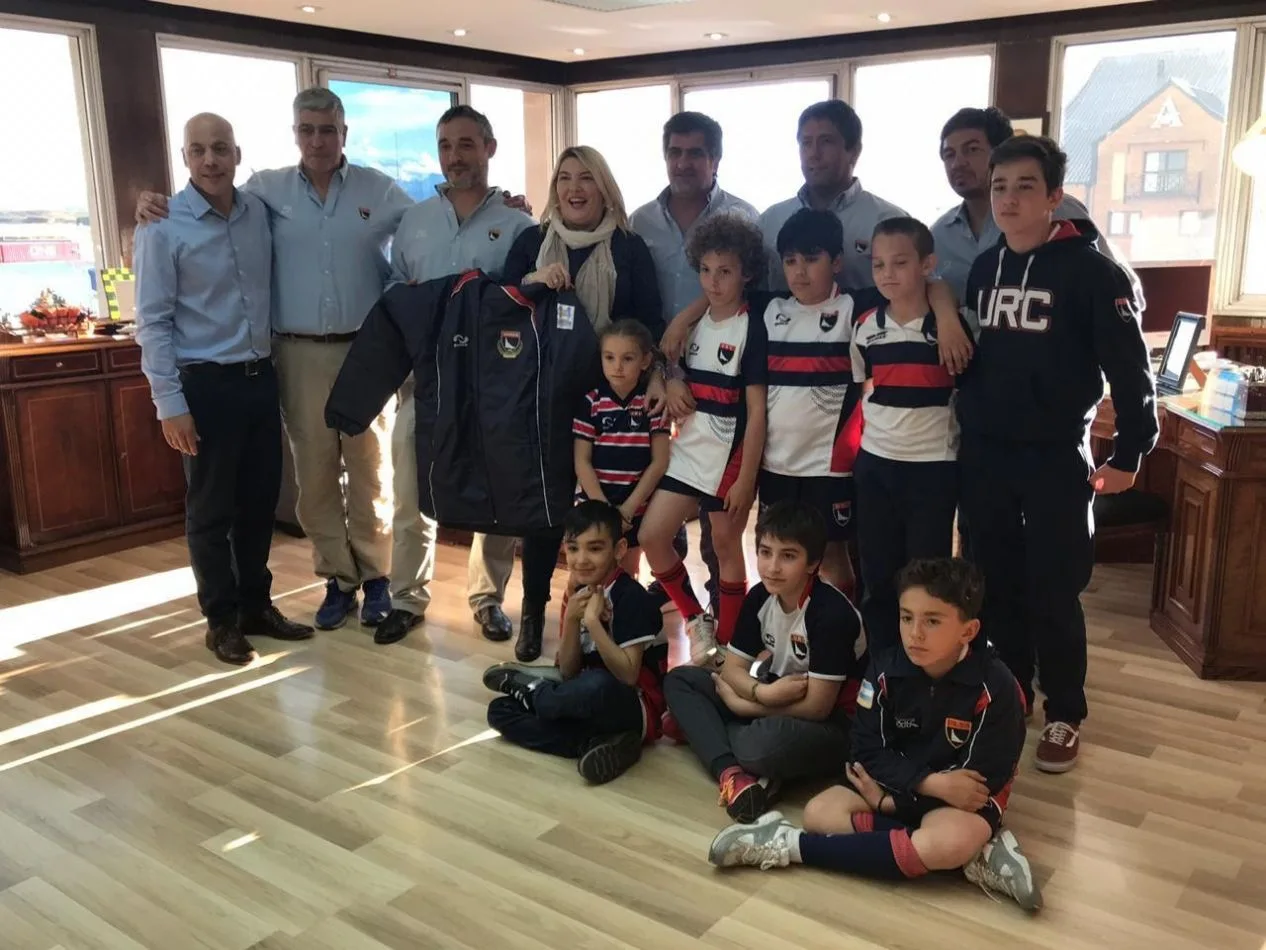 Rosana Bertone junto al secretario de deportes Ramiro Bravo recibió a Tomás Dawson y a Carlos Ríos Ferreyra de Ushuaia Rugby Club