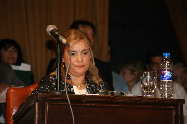 Con cinco votos a favor y dos abstenciones, Miriam Boyadjian fue elegida Presidente.