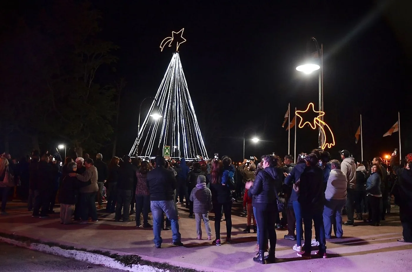 La plaza principal de Tolhuin se vistió de Navidad.