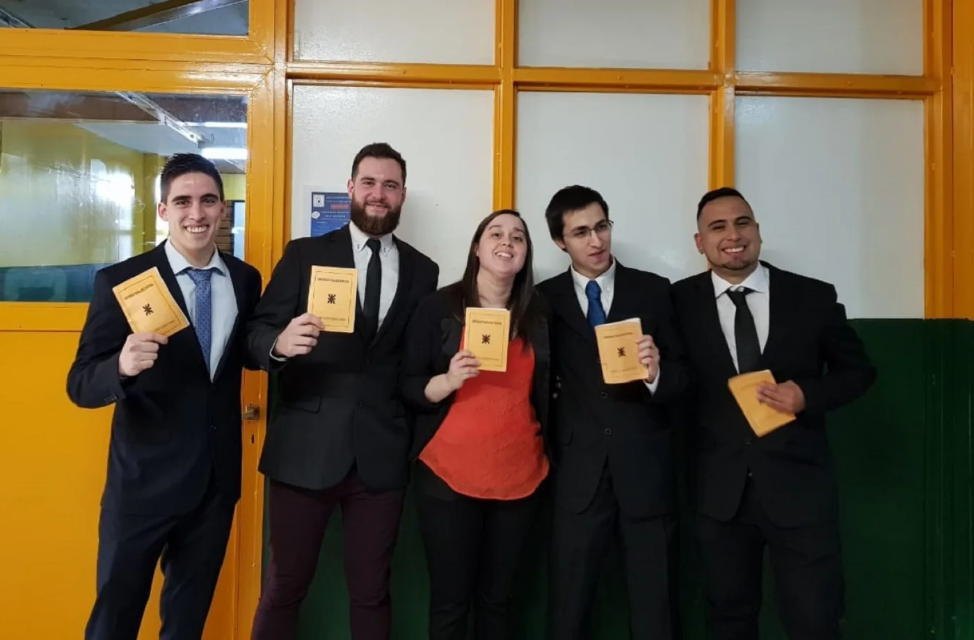 Los cinco nuevos Ingenieros fueguinos posaron para las cámaras.