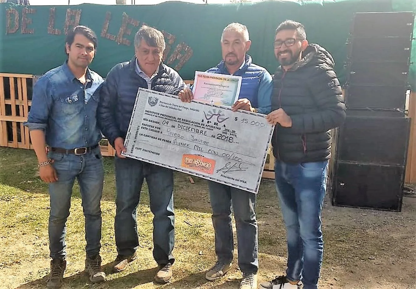 Javier Riveros, ganador del concurso de esculturas en madera de lenga.