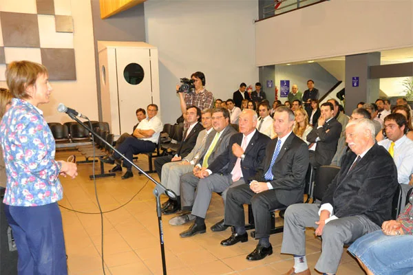 Fabiana Ríos habla durante la reinauguración de la sucursal central del BTF.