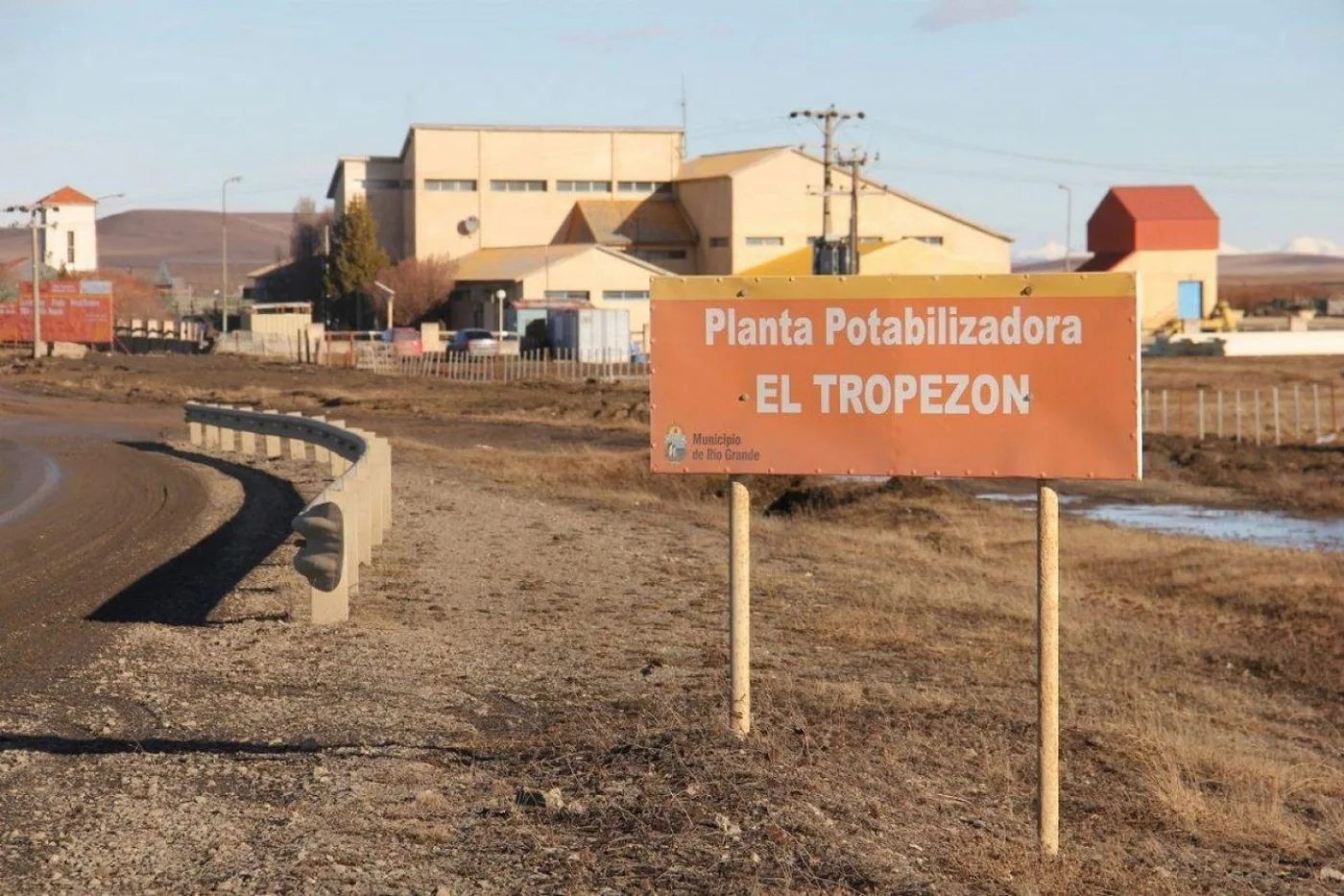 El viento tiró un poste y generó un corte de energía