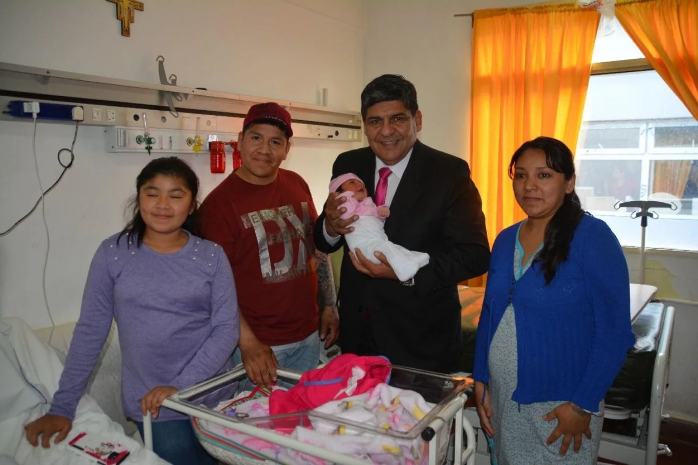 El vicegobernador Juan Carlos Arcando visitó este miércoles los hospitales regionales de Ushuaia y Río Grande donde hizo entrega de regalos