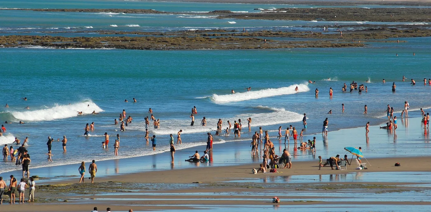 Las Grutas, en Río Negro, se caracteriza por tener las aguas más cálidas en la costa argentina.