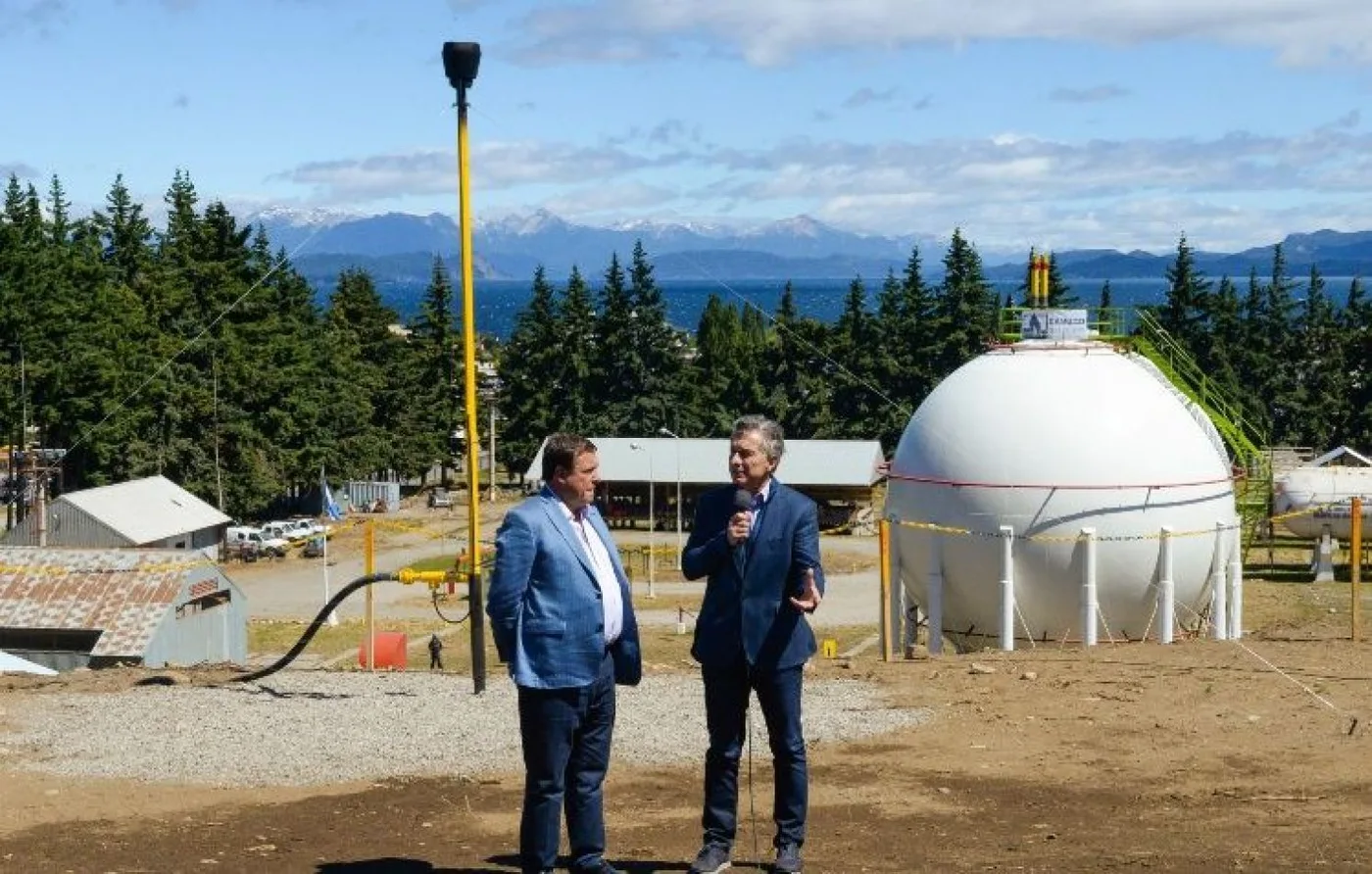 El presidente Mauricio Macri retomó ayer su actividad oficial, al inaugurar un gasoducto en Bariloche, junto al gobernador de Río Negro, Alberto Weret