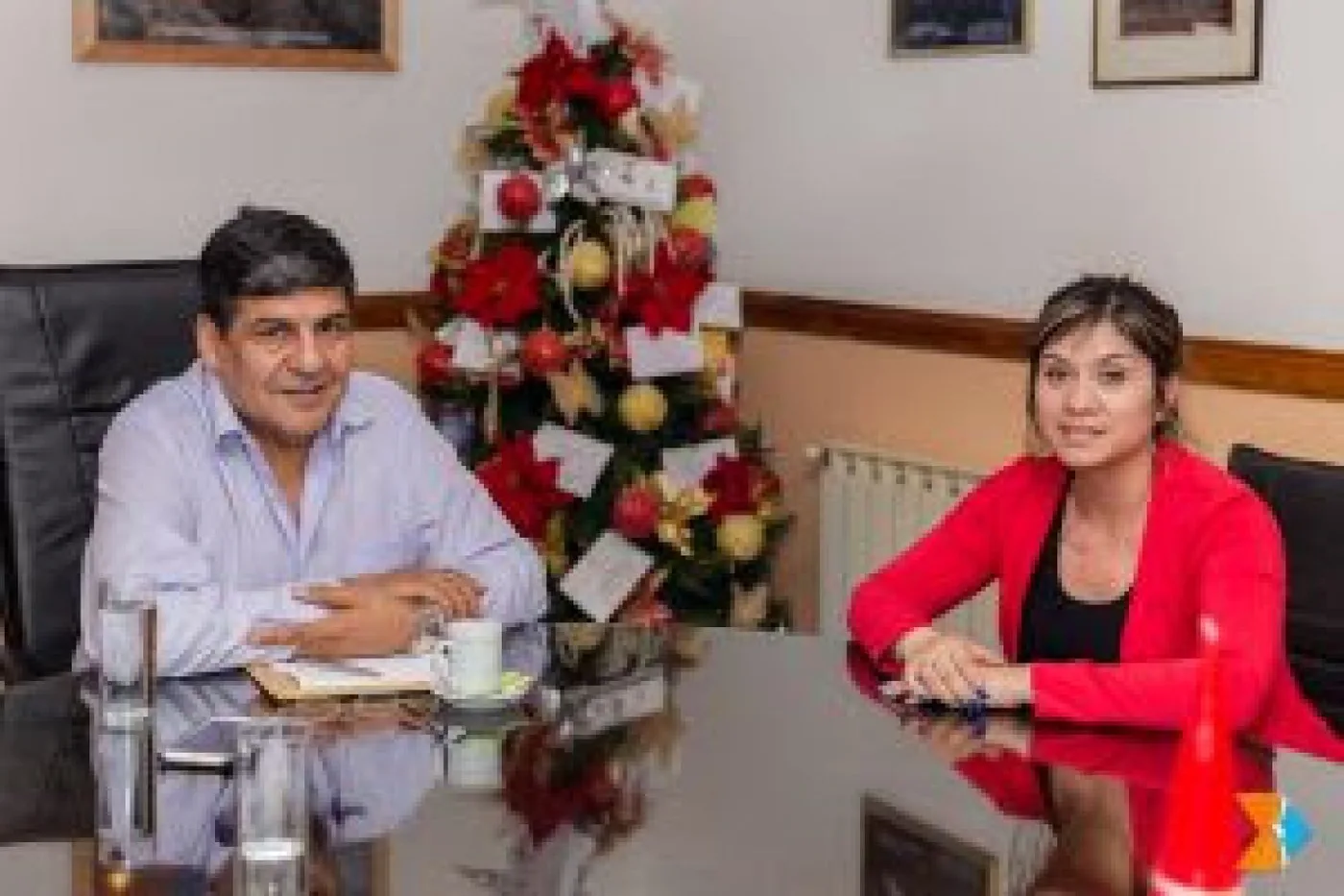 Valeria Barría, de la agrupación Jauke Hockey, junto al vicegobernador Juan Carlos Arcando