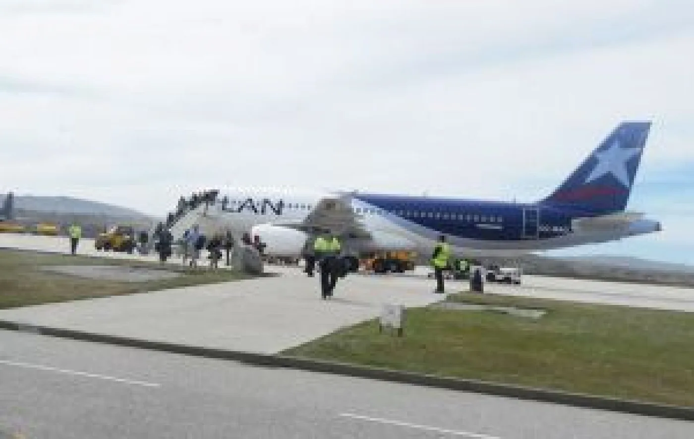 El aeropuerto internacional de Malvinas recibe el vuelo semanal desde Punta Arenas y el puente aéreo con Brize Norton en el Reino Unido