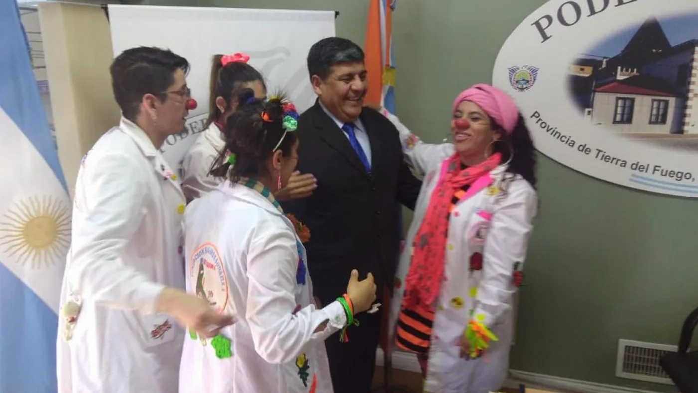 Integrantes de la Fundación Hagamos sonreír a Río Grande y Sonrisas Congeladas de Ushuaia junto al Vicegobernador Juan Carlos Arcando