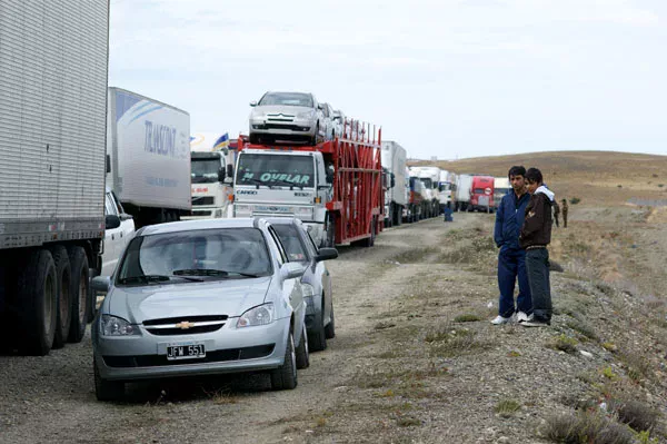 Miles de turistas sufrieron largas demoras en los pasos fronterizos chilenos.