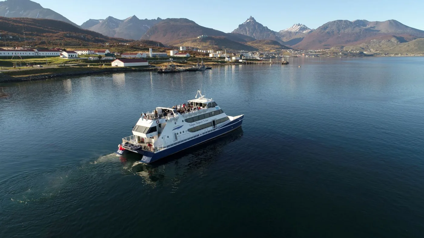 Aseguran que navegar en el Canal Beagle es un atractivo único