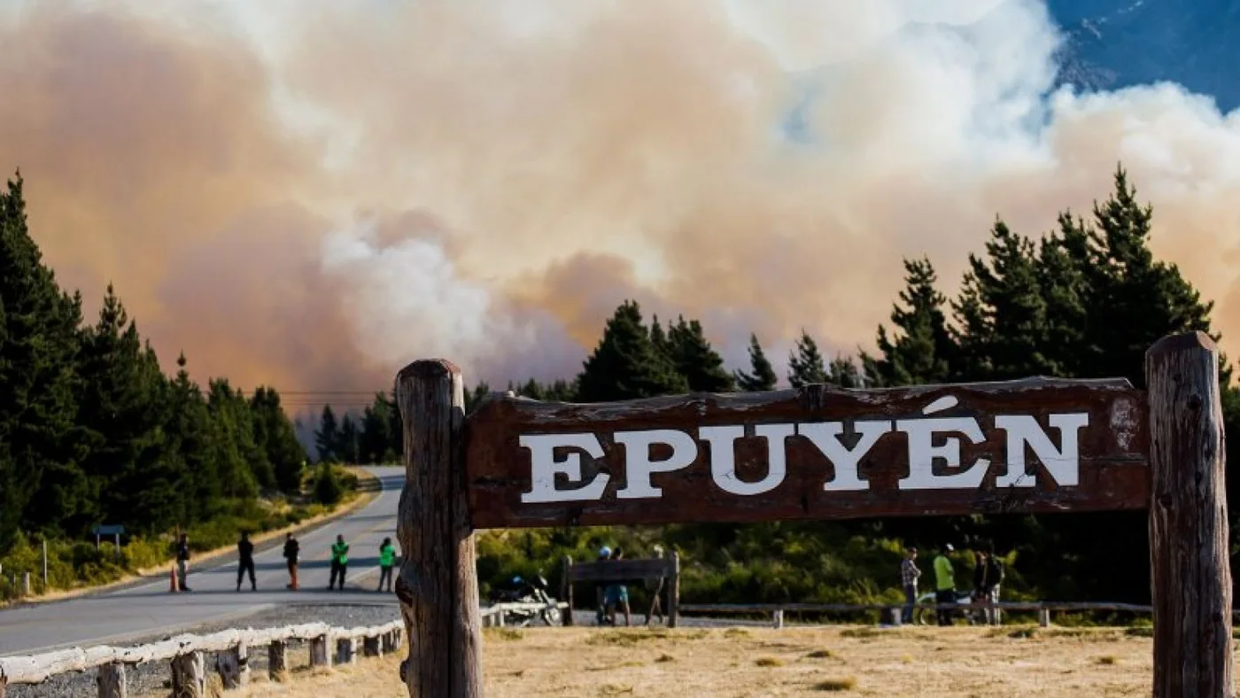 El incendio en la localidad andina de Epuyén comenzó hace cuatro días