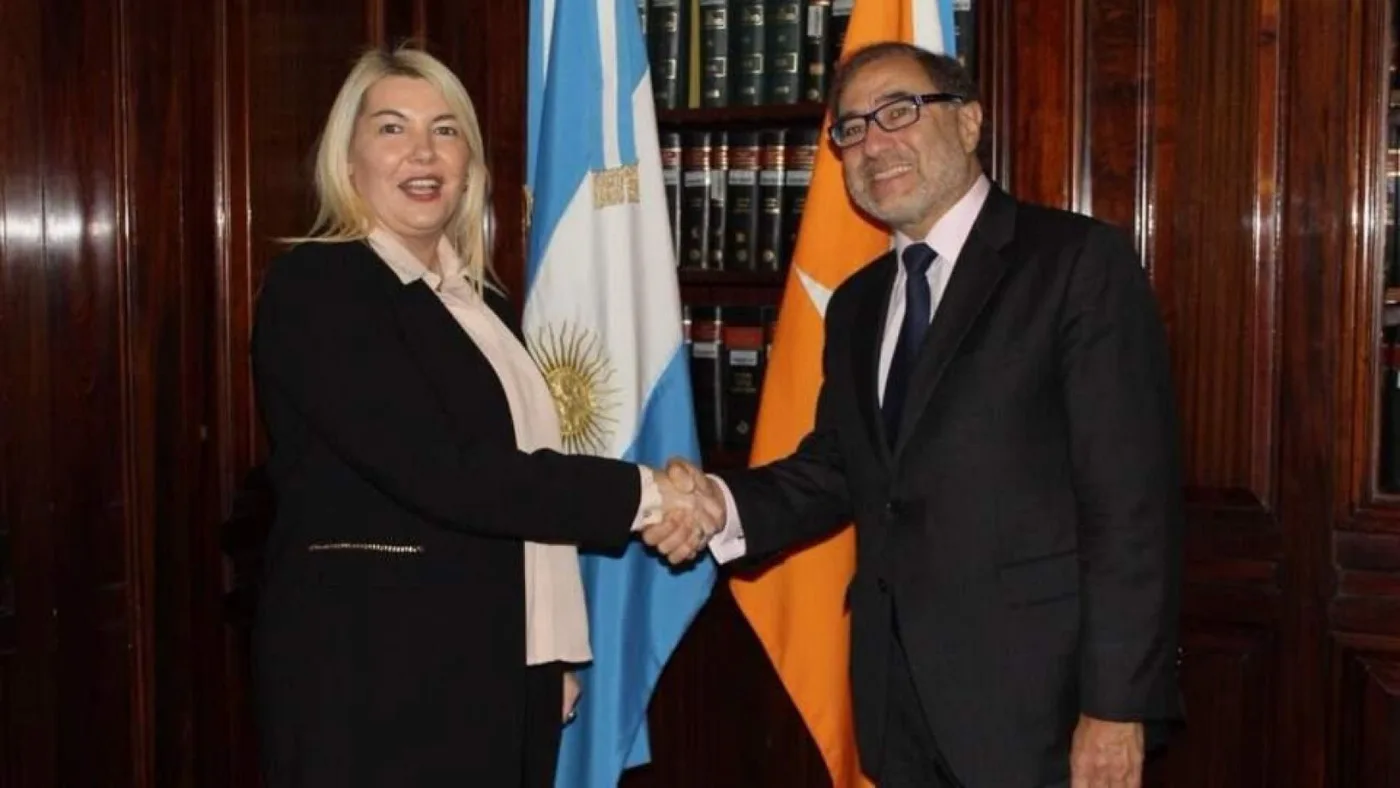 El secretario de representación oficial para la Cuestión Malvinas, Jorge Argüello  junto a la gobernadora Bertone