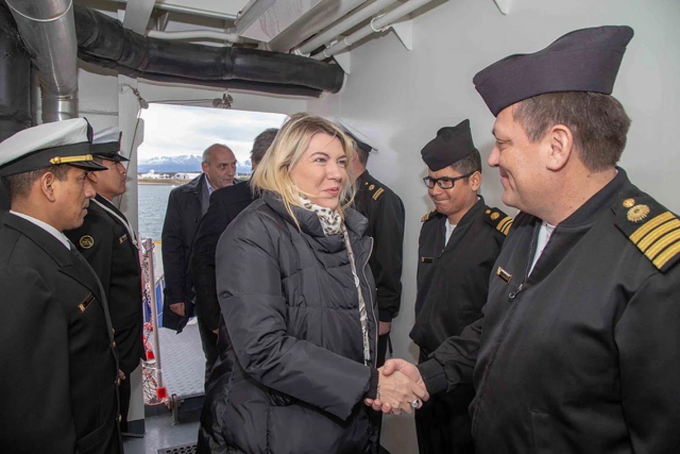 Bertone visitó el buque Peruano "Bap Carrasco"