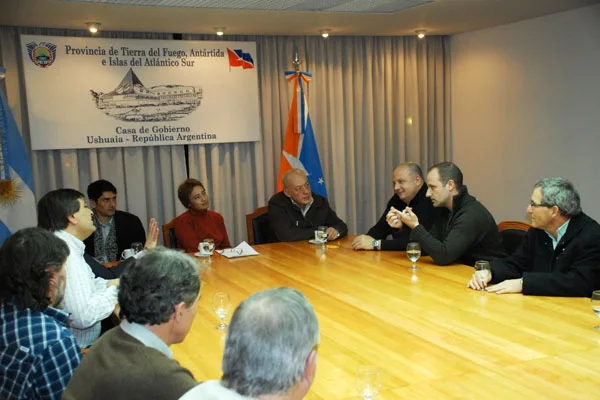 Fabiana Ríos y Roberto Crocinalli, junto a operadores turísticos.