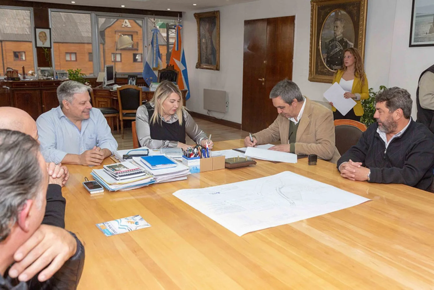 Frma de contrato para la ejecución de la obra denominada “Red de gas natural barrio Akar”