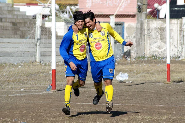 Chávez festeja su segundo gol junto a Rodríguez.