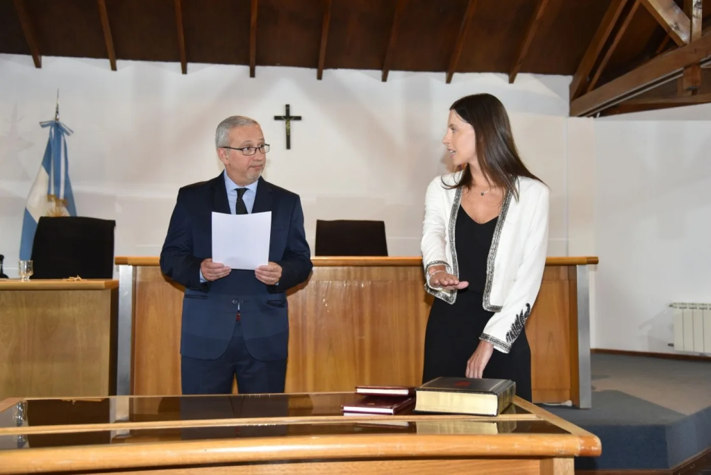 Doctor Gustavo Ariznabarreta, tomó juramento a la Doctora Bárbara Ast,