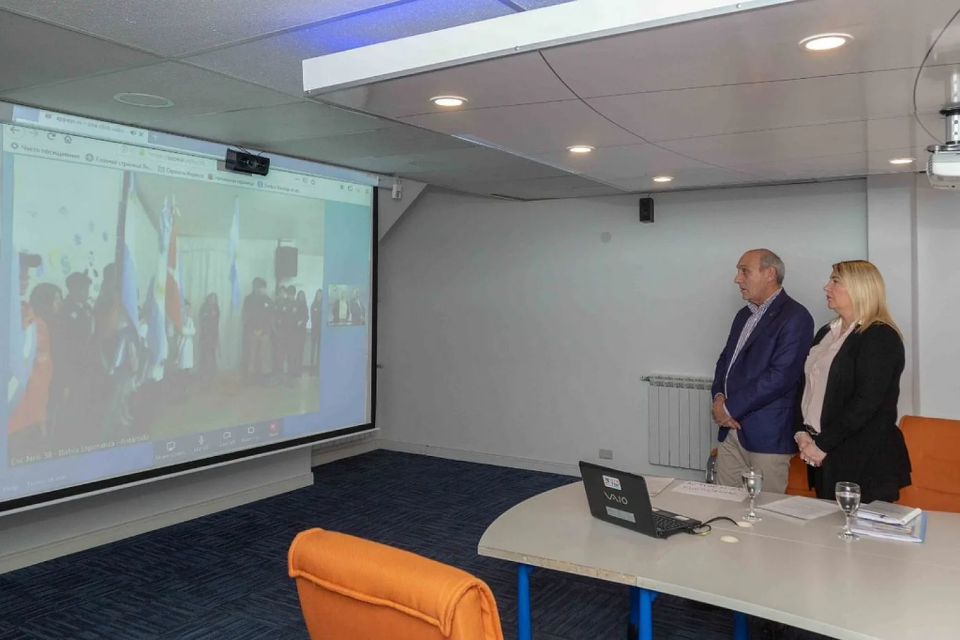 Bertone inauguró el cicló lectivo en la escuela Experimental "Los Calafates" y por videocomferencia en la Antártida