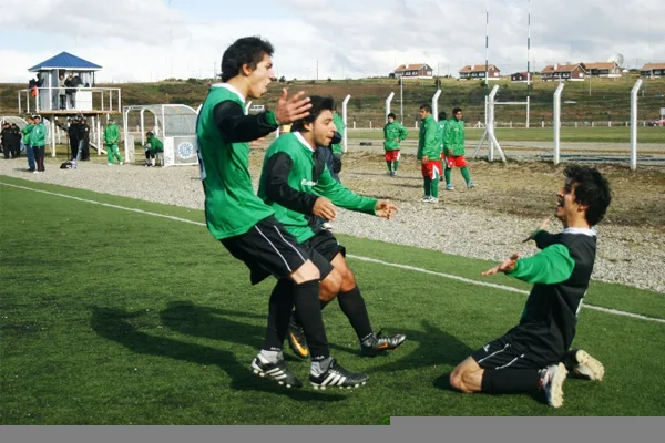 Vizñuk celebra el gol de la victoria. (Foto gentileza: www.labestiadeportiva.com)