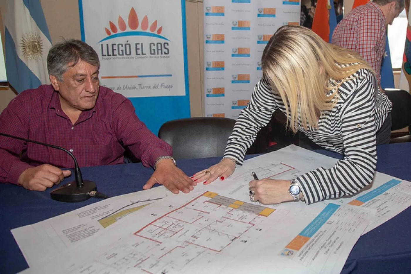quenola Gobernadora Rosana Bertone, junto al Intendente de Tolhuin, Claudio Queno, firmaron el contrato de ampliación de la Escuela Especial N°4