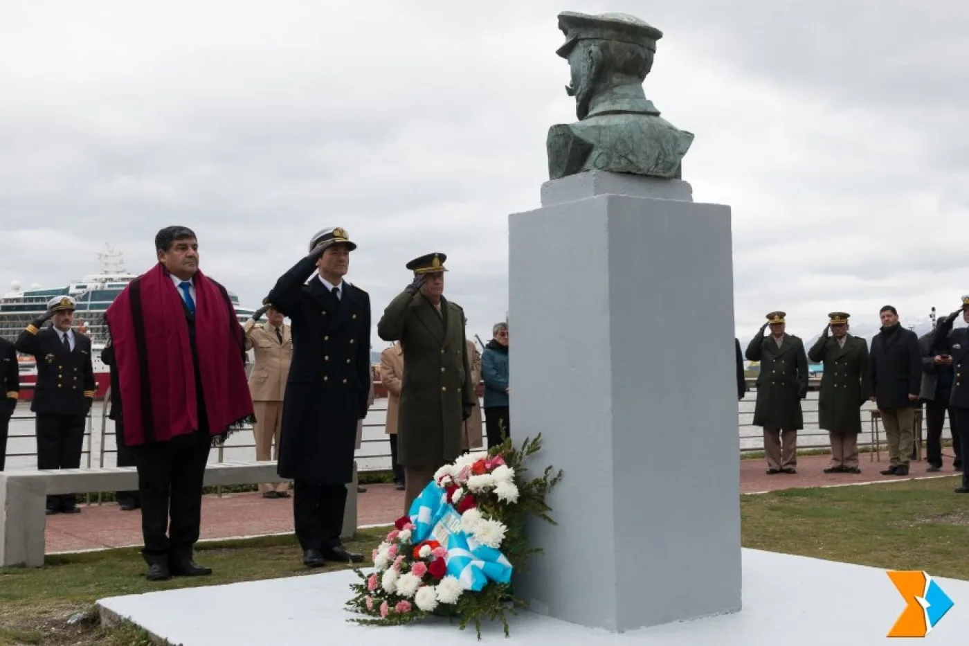 83º aniversario de la muerte del almirante Julián Irízar, en un acto que se concretó en el paseo de los Pioneros Antárticos en Ushuaia.