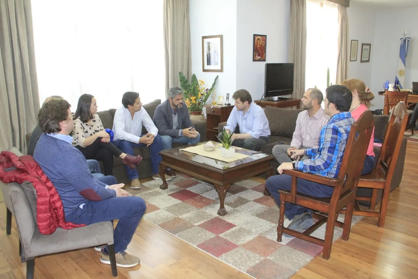 El intendente Gustavo Melella recibió al Concejal de la Ciudad de Ushuaia Juan Manuel Romano con quien intercambió puntos de vista