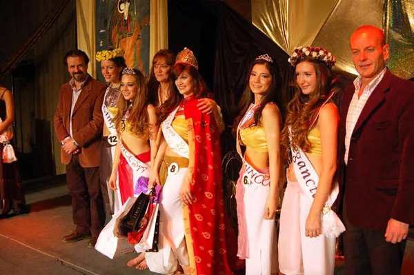 La Reina, Princesas y Misses junto a funcionarios municipales.