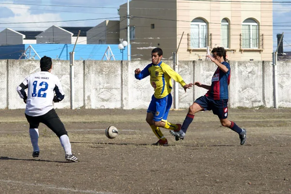 Facundo Perpetto intenta superar a Beliú, camino al gol.