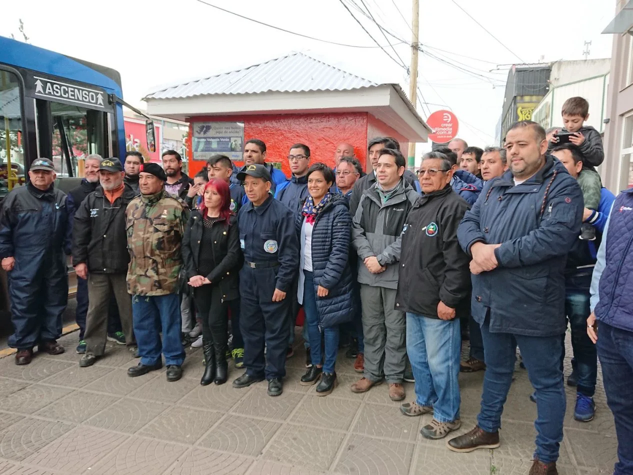 Se descubrió la primer placa en una parada de colectivos en homenaje a un héroe de Malvinas