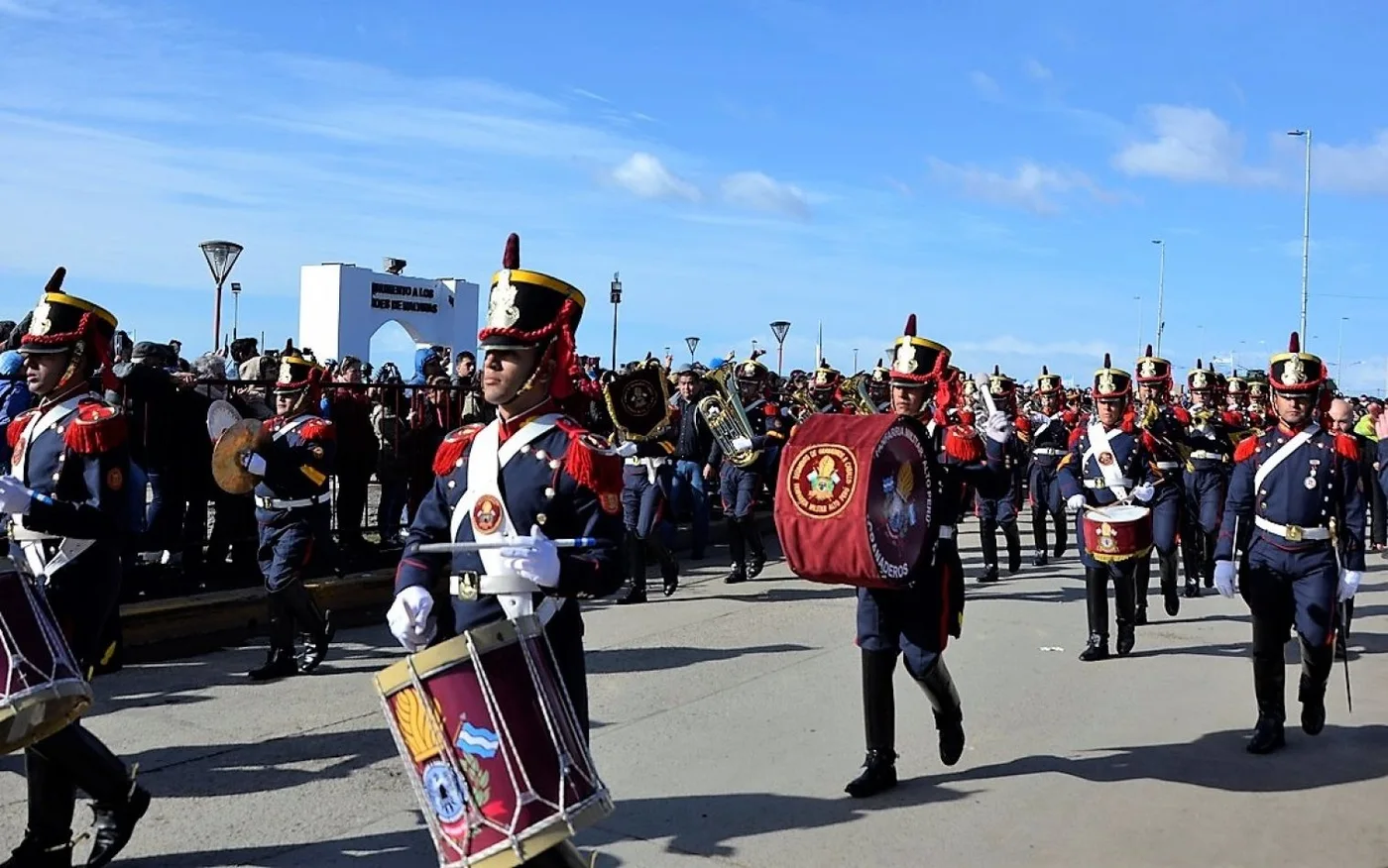 La Fanfarria Alto Perú en el desfile del 2 de abril en Río Grande.