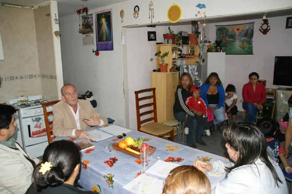 Alfredo Guillén durante la reunión con los vecinos del barrio 15 de Octubre.
