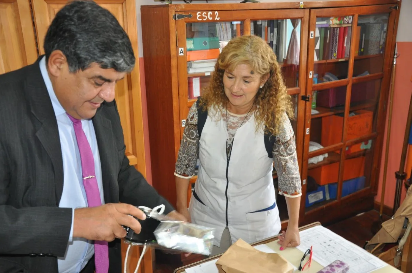 Arcando entregó equipo de comunicaciones a la Escuela 2