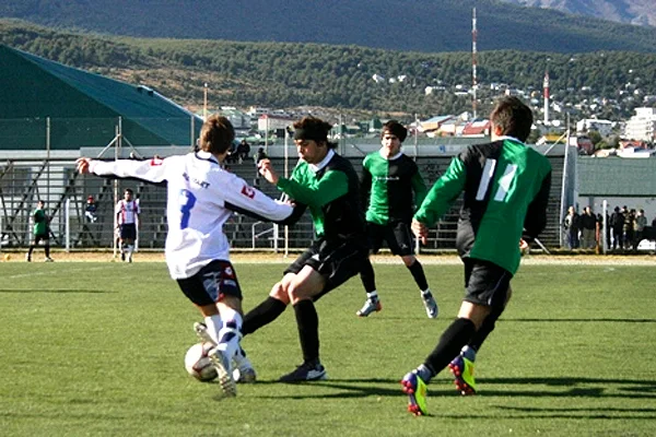 Juventud del Sur acorraló a su rival. (Foto gentileza: www.labestiadeportiva.com)