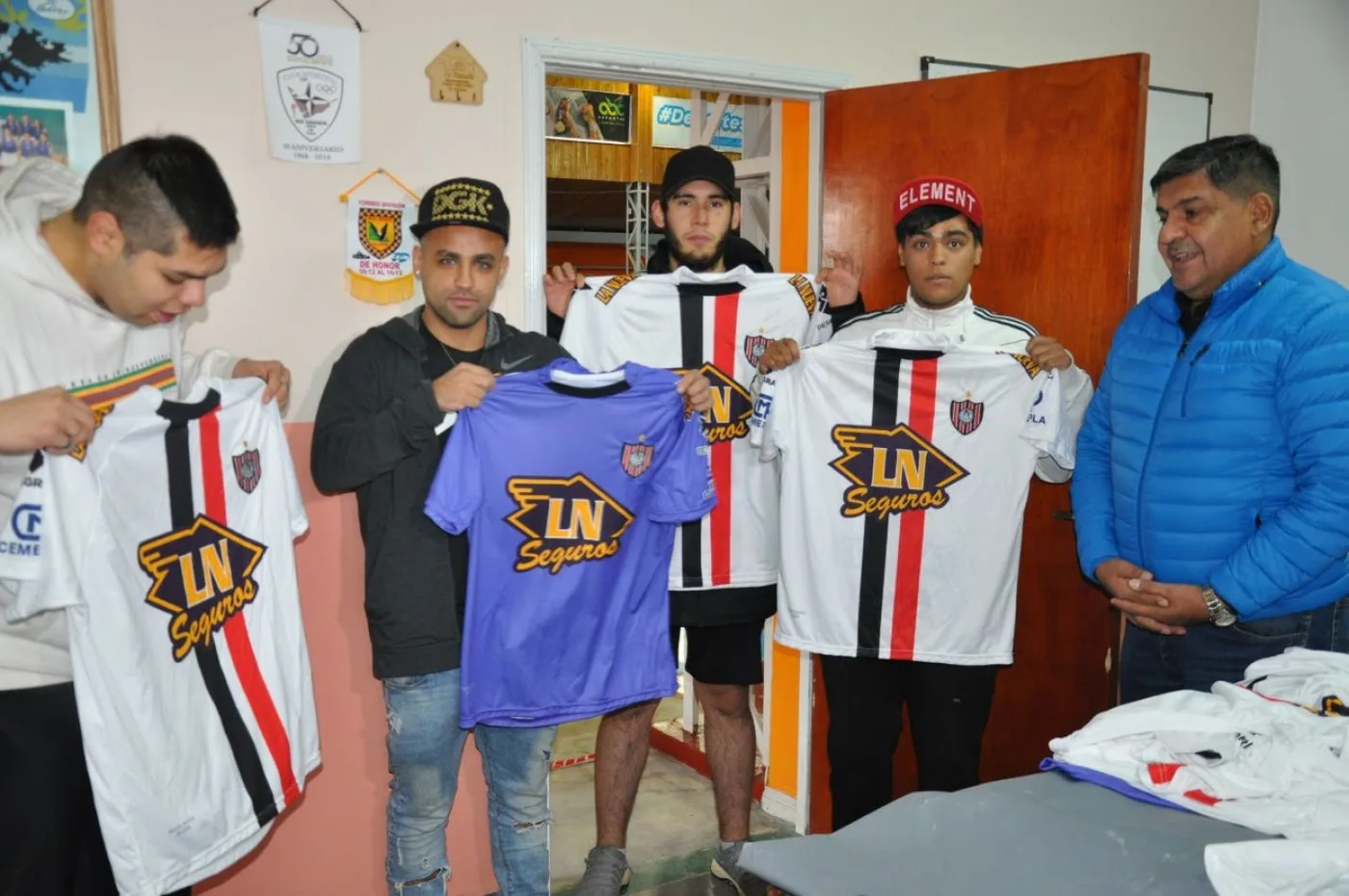 El vicegobernador Juan Carlos Arcando cumplió su compromiso de entregar las camisetas de Chacarita Junios al club Chacra IV