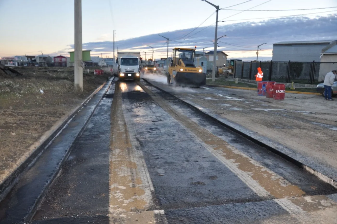 Pese a las condiciones climáticas, el municipio de Río Grande continúa con los trabajos de pavimentación en el B° Chacra XI