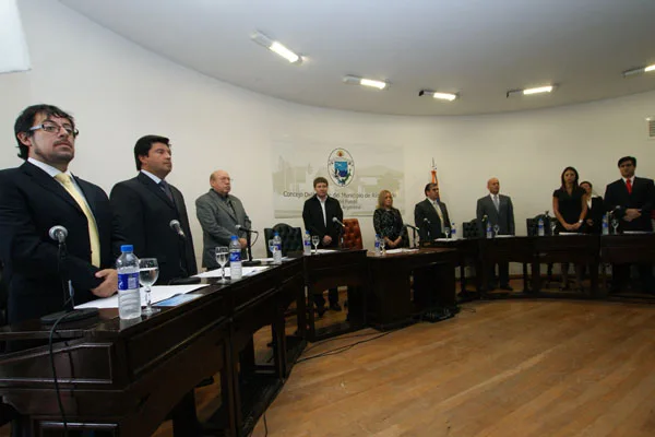 Ediles e Intendente al momento del inicio del acto.