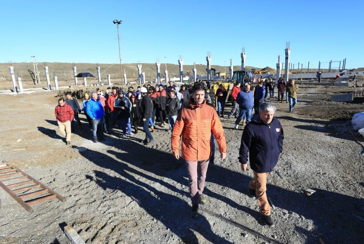 Deportistas y funcionarios recorrieron los avances de la obra del Microestadio