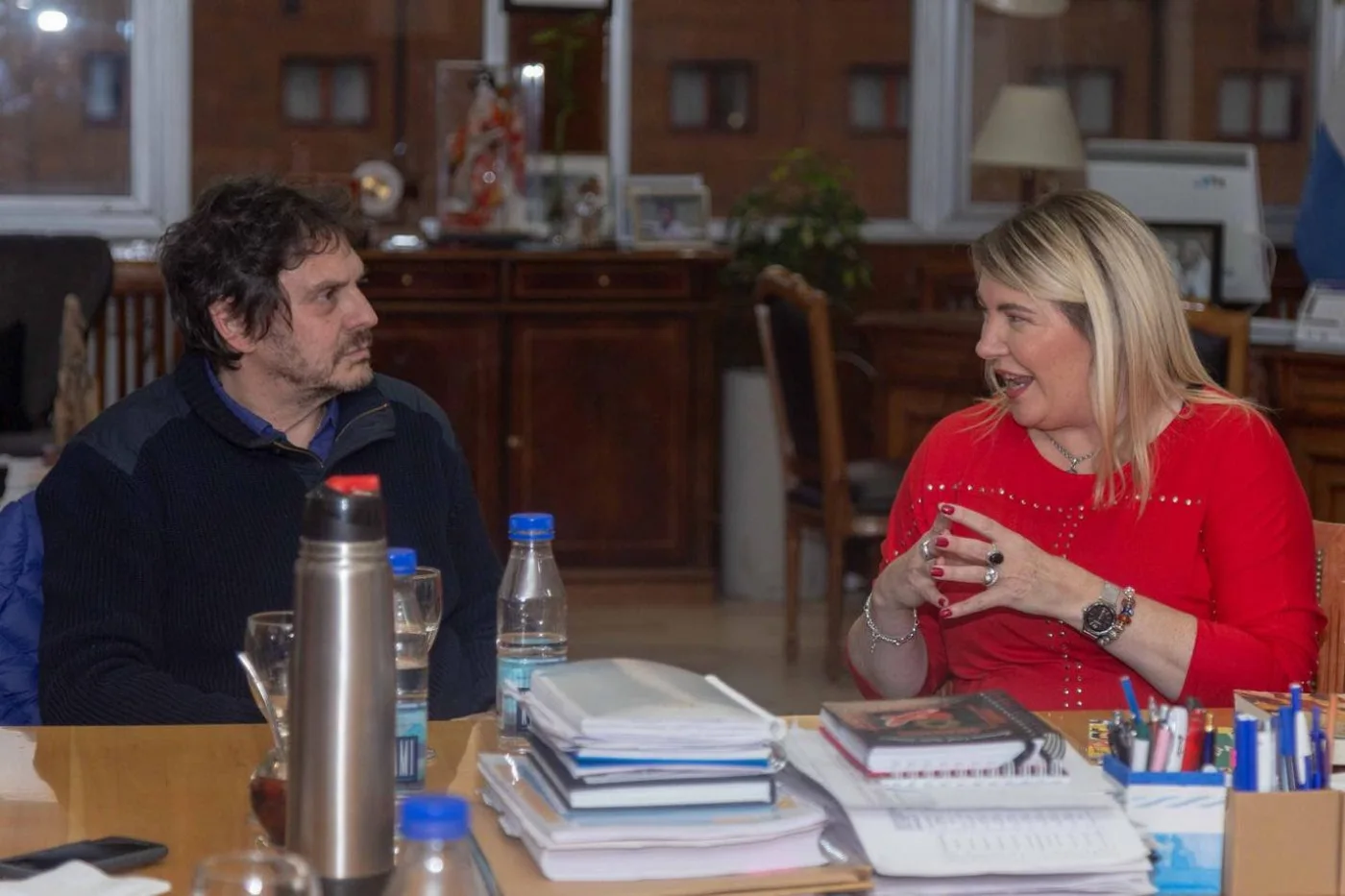 La gobernadora Rosana Bertone recibió el viernes al reconocido historiador, profesor y escritor argentino Felipe Pigna.