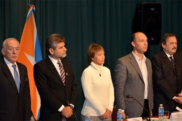 Fabiana Ríos junto a las autoridades de la bicameral del Congreso argentino.