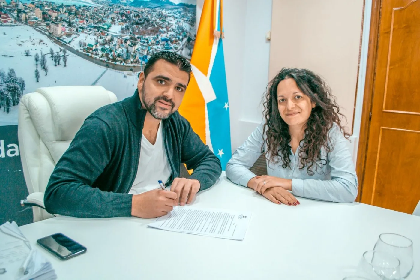 ntendente Walter Vuoto firmó la adjudicación de la obra para la construcción de la Casa de la Mujer de Ushuaia