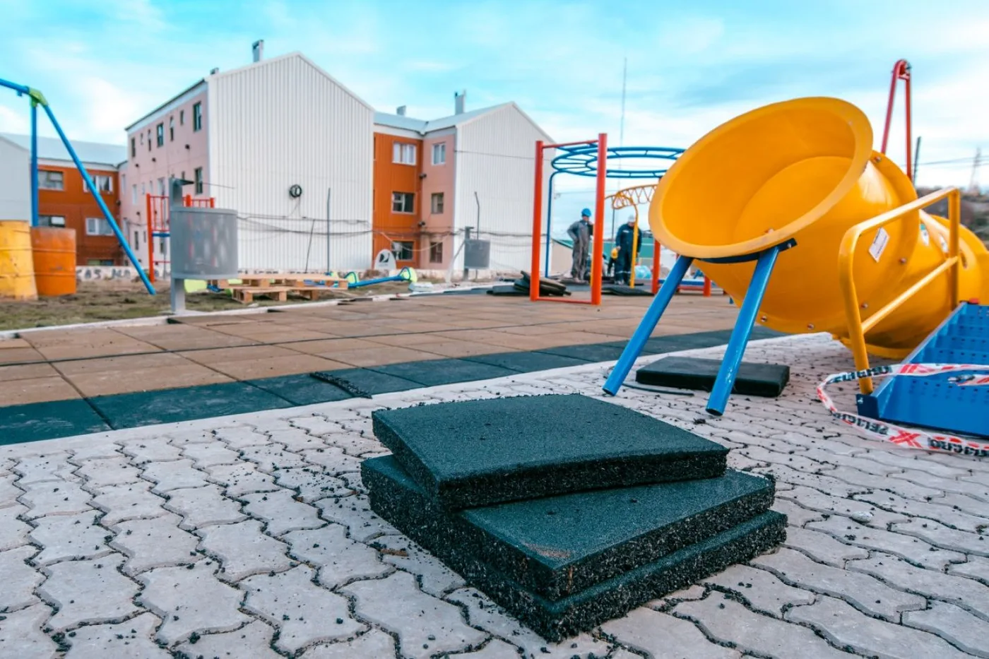 Colocan piso de caucho en plazas de Ushuaia