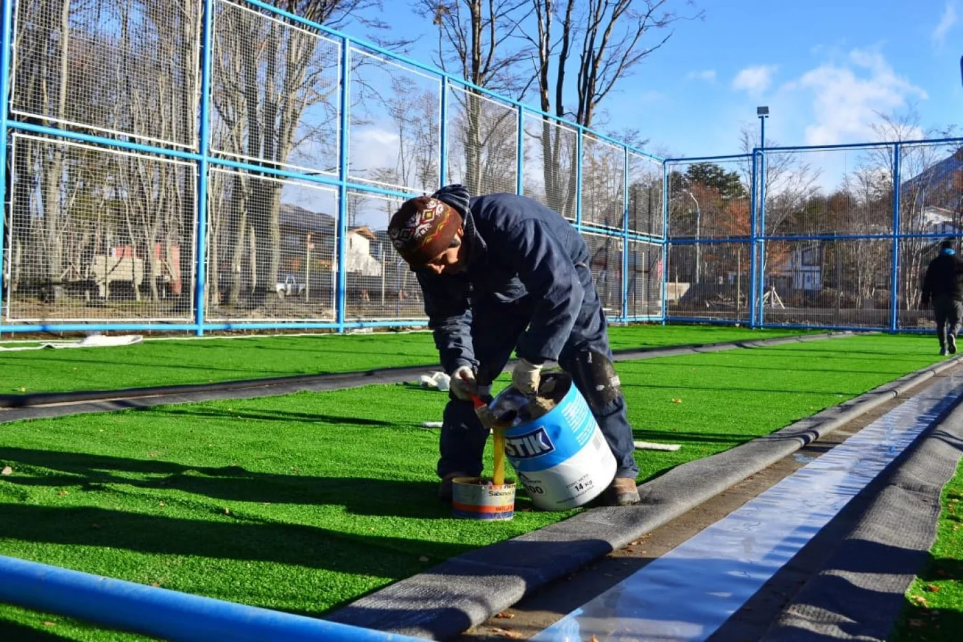 Colocan el césped sintético en las obras de playones deportivos municipales