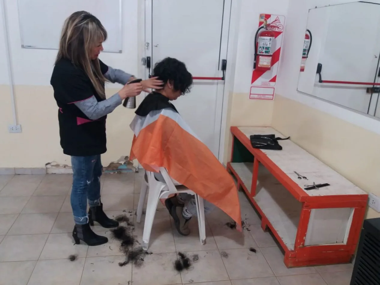 Continúan los cortes de cabello gratuito en los Centros Comunitarios Municipales