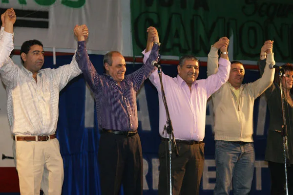 Pedro Velázquez, Hugo Cóccaro y Luis Velázquez, durante el cierre del multitudinario acto.