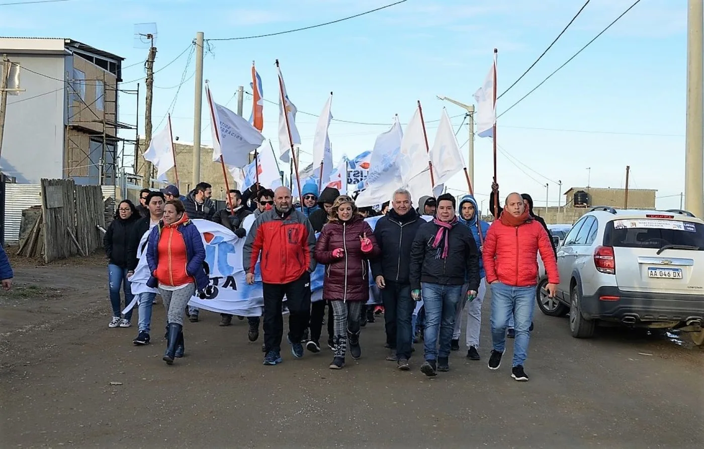 Integrantes del Partido de Integración y Trabajo, de caminata por la margen sur.