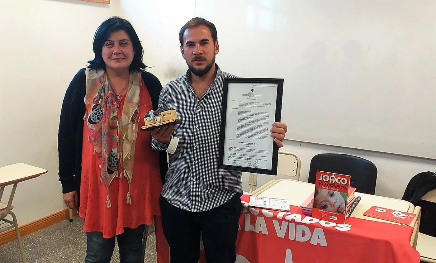 La concejal Laly Mora entregó a Mauro Stefanizzi, la copia de la Declaración de Interés del Concejo de Río Grande y una réplica de la institución legi