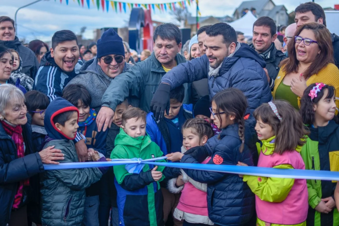 Inauguración de la plaza René Favaloro, ubicada en la intersección de las calles Bahía Ushuaia y Río Almanza.