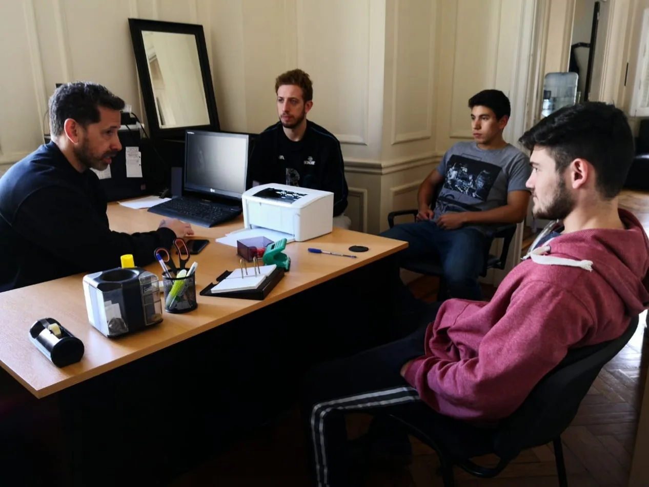 Licenciado Gabriel Coto, profesor del Centro de Rendimiento Deportivo junto a jóvenes deportistas