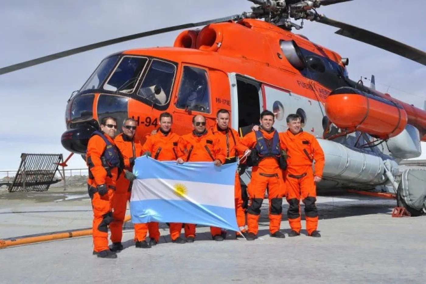 Arcando resaltó la importancia de vincular el continente blanco con helicópteros